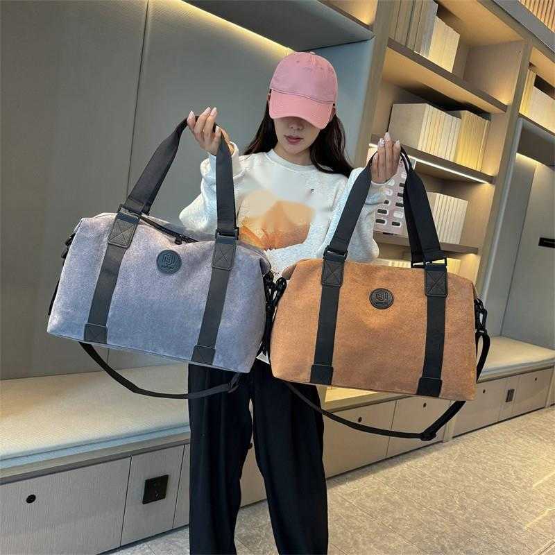 Large Capacity Outdoor Leisure Travel Bag Lightweight and Versatile Single Shoulder Crossbody Sports and Fitness Bag Business Travel Luggage Storage B