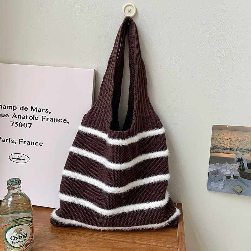 Single shoulder bag girls, high-end, niche, large capacity, autumn winter new striped knitted yarn commuting handbag 241115