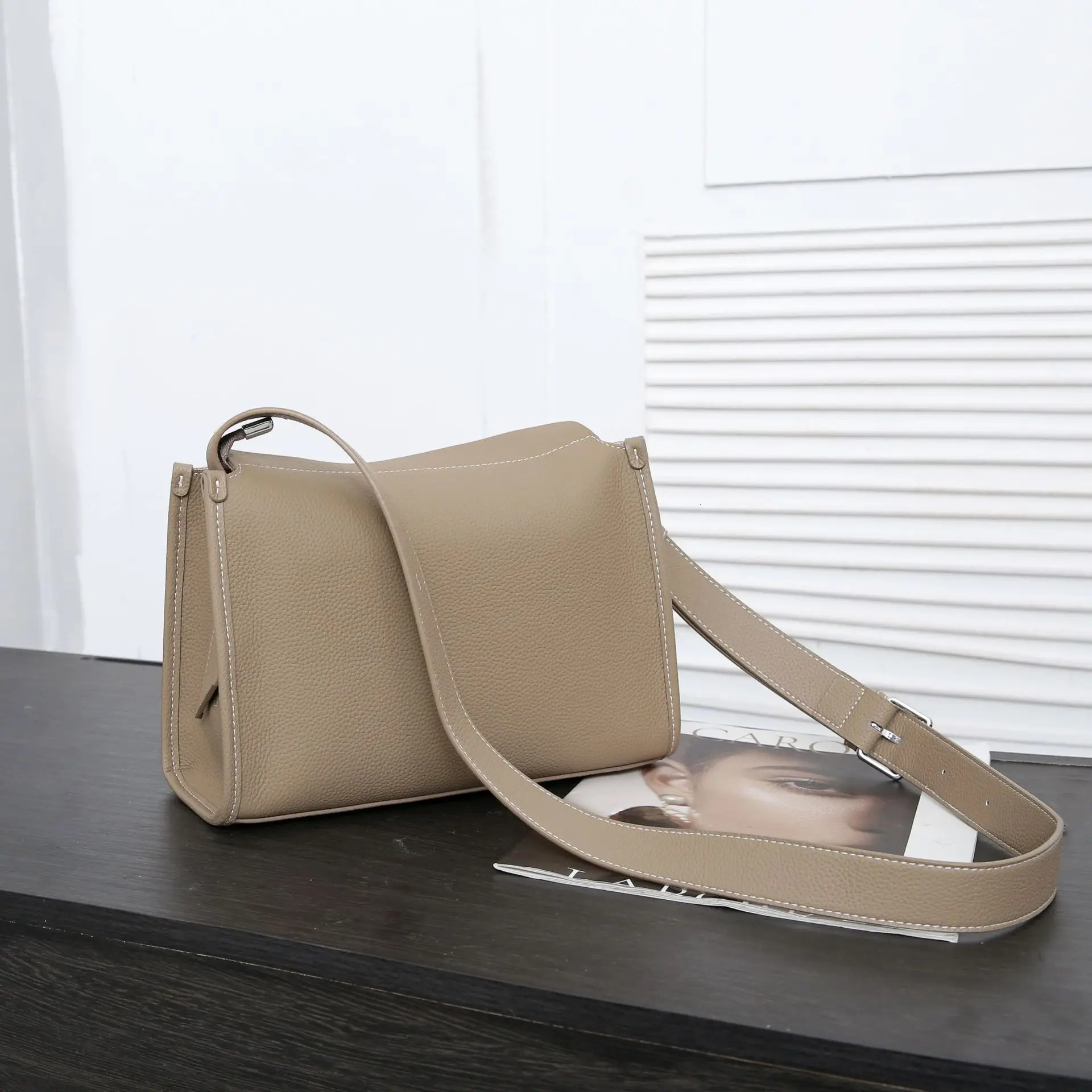 Head Layer Cow Leather Square Women's Trendy Fashion Single Shoulder Crossbody Bag Large Capacity Commuting Handbag Genuine Leather Bagvoyage