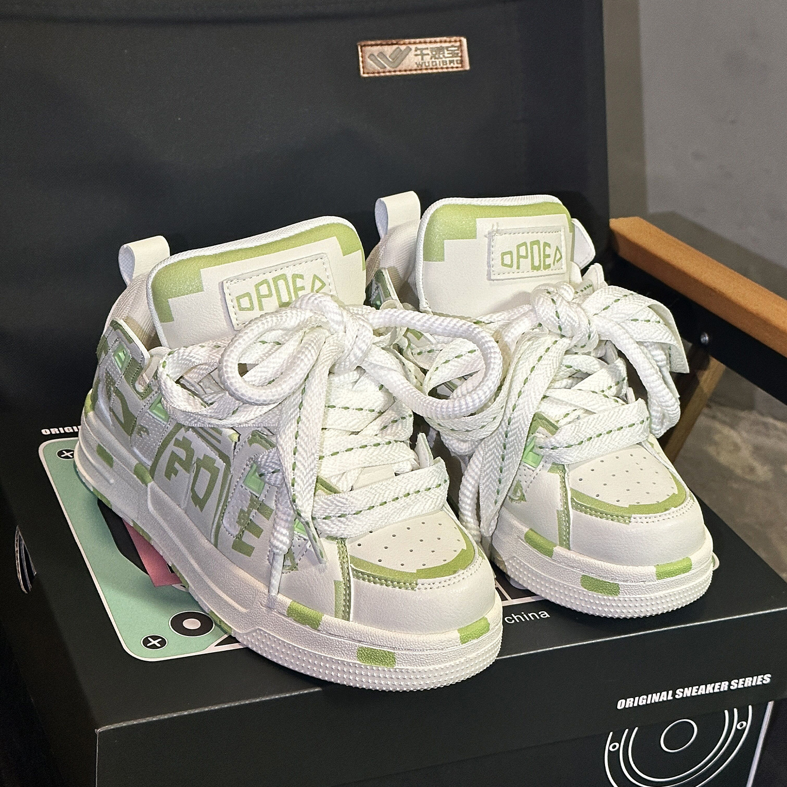 European And American Hot Selling 2025 Designer Women's New Light Green Fashionable Street Trend Graffiti Pixel Double Lace Bread Men's Boar