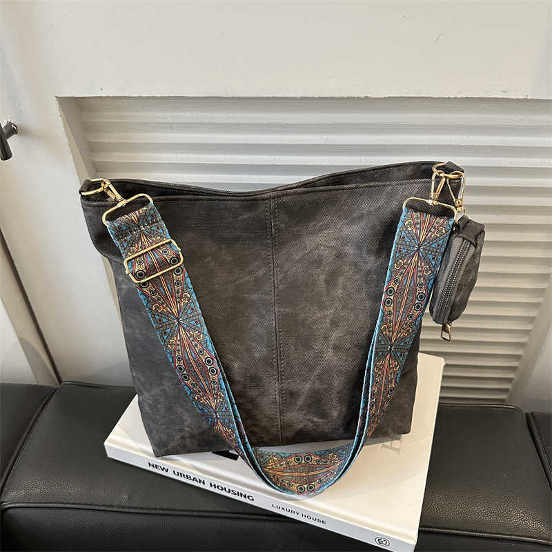 Large capacity fashionable commuting wide shoulder strap single shoulder bag women, autumn winter versatile tote bag 241115