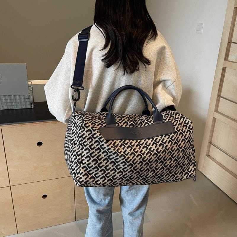 Trendy Lightweight Large Capacity Fitness and Sports Bag Single Shoulder Crossbody Handbag Short Distance Business Travel Bag