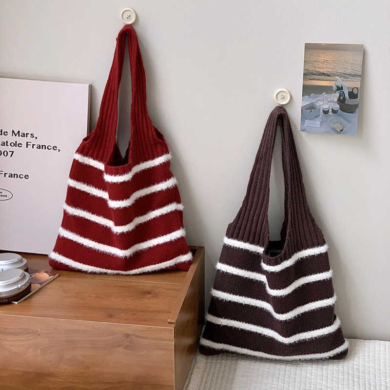 Single shoulder bag girls, high-end, niche, large capacity, autumn winter new striped knitted yarn commuting handbag 241115