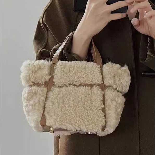 Handheld fur bag autumn winter lamb wings French niche versatile commuting shoulder crossbody bag 241115