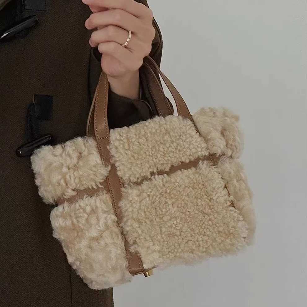 Handheld fur bag autumn winter lamb wings French niche versatile commuting shoulder crossbody bag 241115