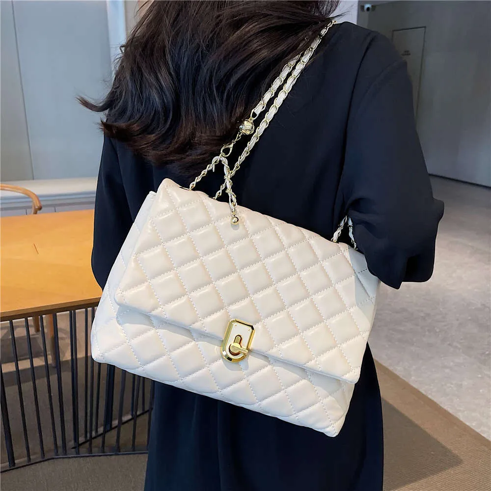 Women's Leather Quilted Crossbody Bag: Hot Designer Chain Shoulder Handbag, Large Capacity 2024