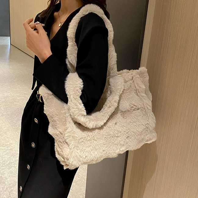 Winter furry women's bag, three-dimensional fashion, large capacity women's shoulder bag, soft plush handbag, crossbody bag 241115