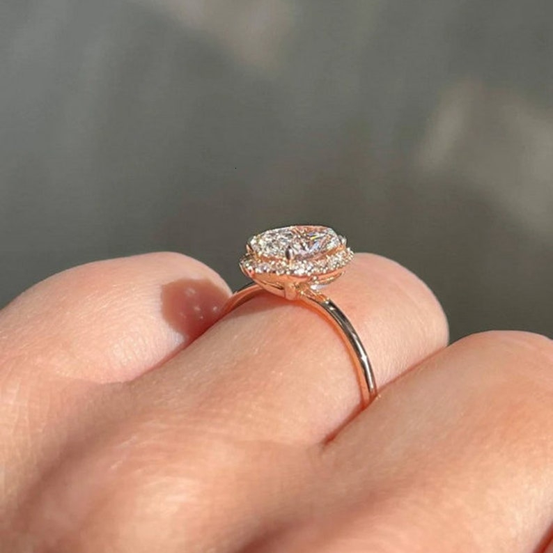 10.00 x 7.00 MM Colorless Oval Cut Moissanite Halo Ring Sterg Sier gorgeous