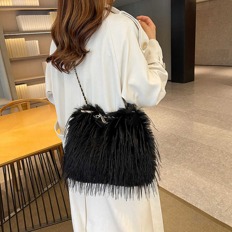 Woolen Fur Bag Fashionable Tassel Shoulder Armpit Bags Large Capacity Tote Bags Women Luxury Handbags Fairy Style Diagonal Plush Bag 241111