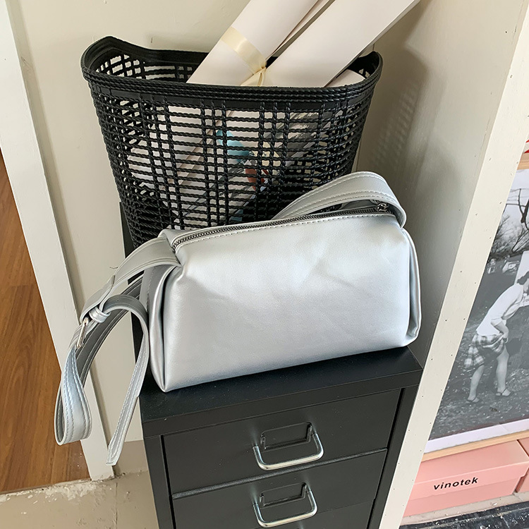 2025 Designer Bags for women 3 versatile autumn and winter sense single shoulder fashionable niche commuting trendy women's bag free shipping  