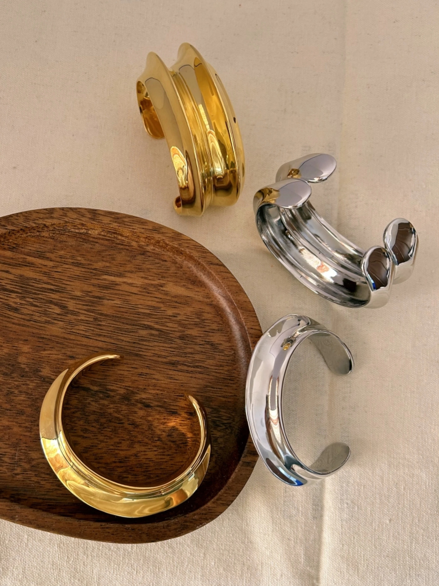 HUANZHI double-layer wave smooth short and chubby metal bracelet open bracelet suitable for women and women 241108