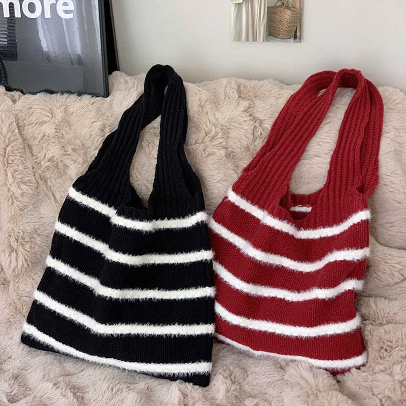 Single shoulder bag girls, high-end, niche, large capacity, autumn winter new striped knitted yarn commuting handbag 241115