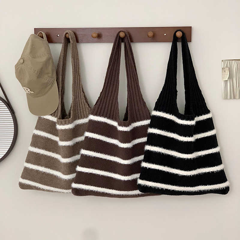 Single shoulder bag girls, high-end, niche, large capacity, autumn winter new striped knitted yarn commuting handbag 241115