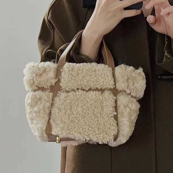Handheld fur bag autumn winter lamb wings French niche versatile commuting shoulder crossbody bag 241115