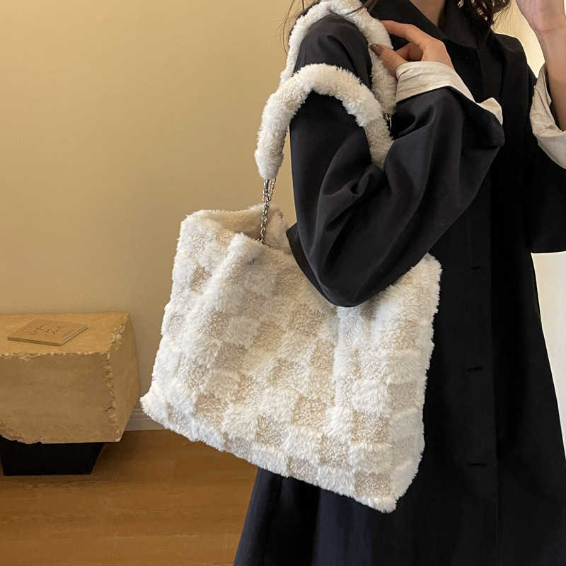 Large Capacity Plaid Fur Bag Lazy Style Shoulder Winter Bags New Casual Armpit Plush Hand Held Tote Bag Womens Handbags 241111