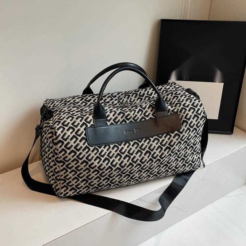 Trendy Lightweight Large Capacity Fitness and Sports Bag Single Shoulder Crossbody Handbag Short Distance Business Travel Bag