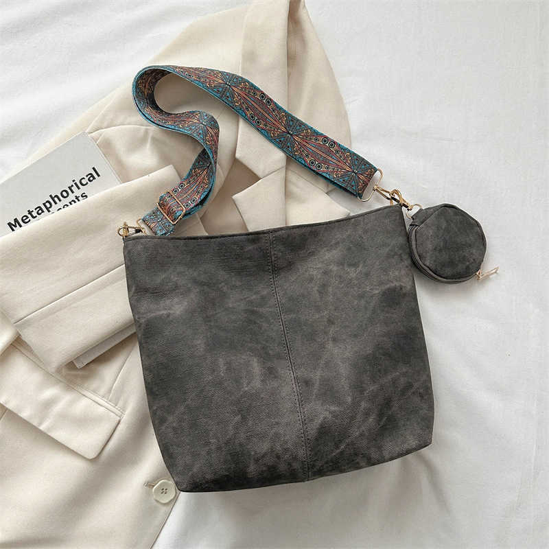 Large capacity fashionable commuting wide shoulder strap single shoulder bag women, autumn winter versatile tote bag 241115