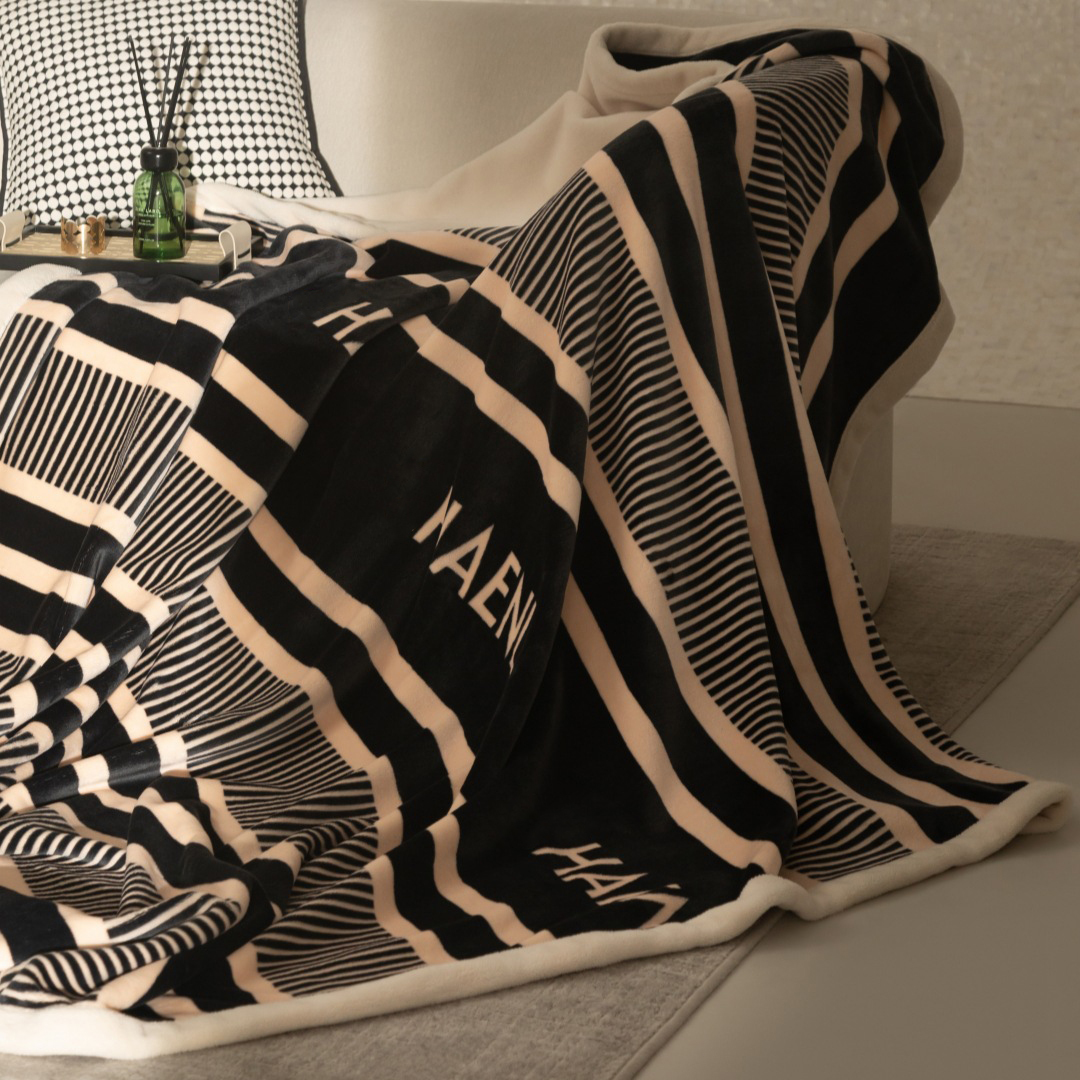 Designer blanket Fashion light luxury printed European cotton blanket Office sofa nap blanket bed blanket Air conditioning room warm blanket