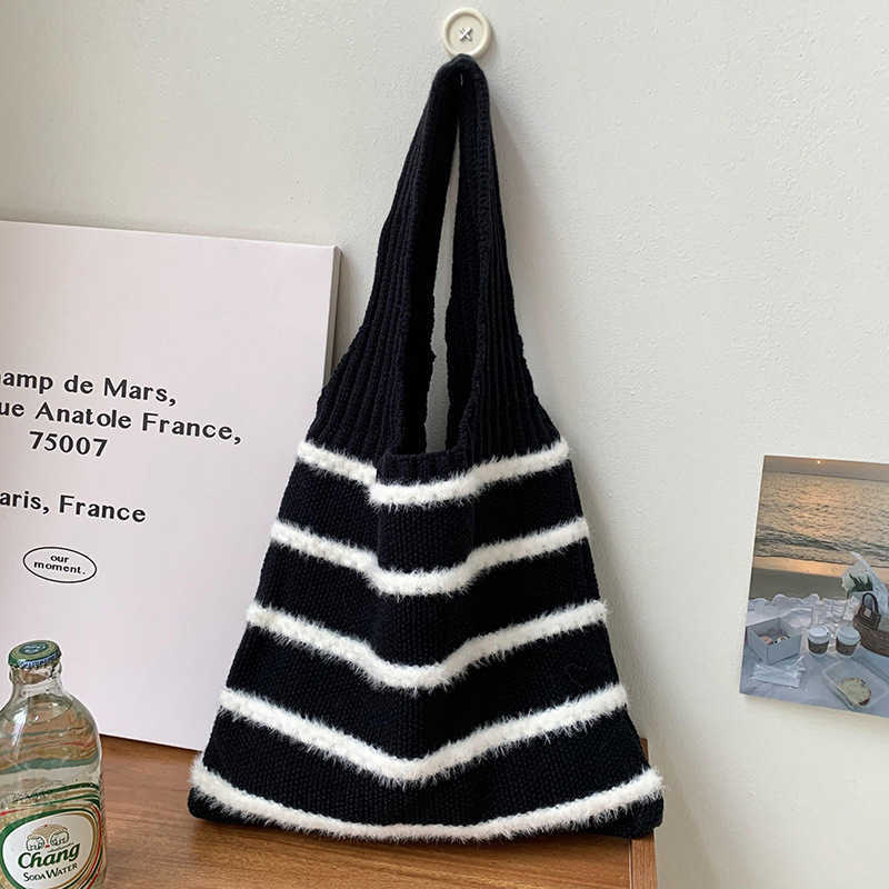 Single shoulder bag girls, high-end, niche, large capacity, autumn winter new striped knitted yarn commuting handbag 241115