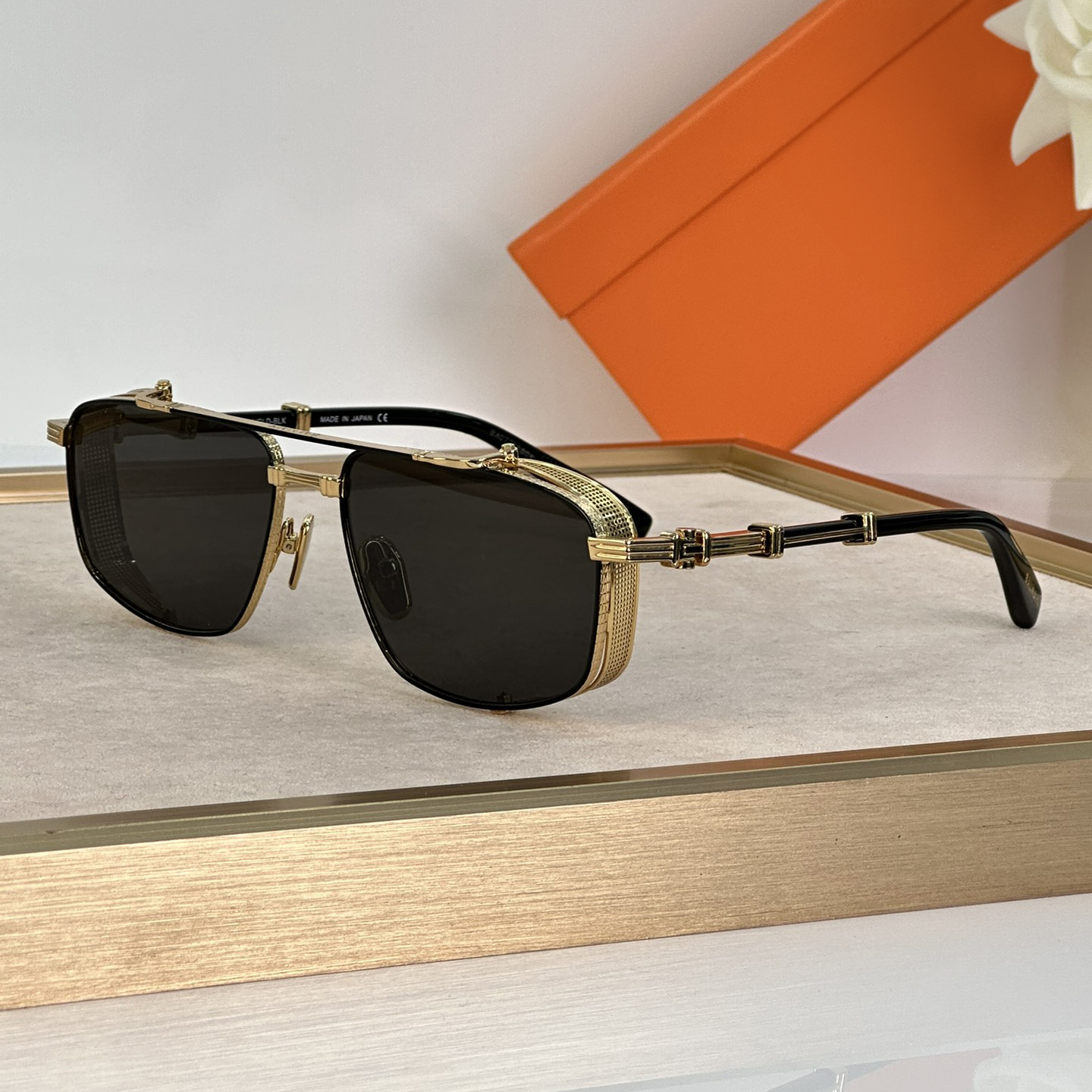 Sunglasses For Men and Women Designer 142 Popular Outdoor Fashion Summer Catwalk Beach Style Anti-Ultraviolet UV400 Retro Triangle Full Frame Glasses Random Box