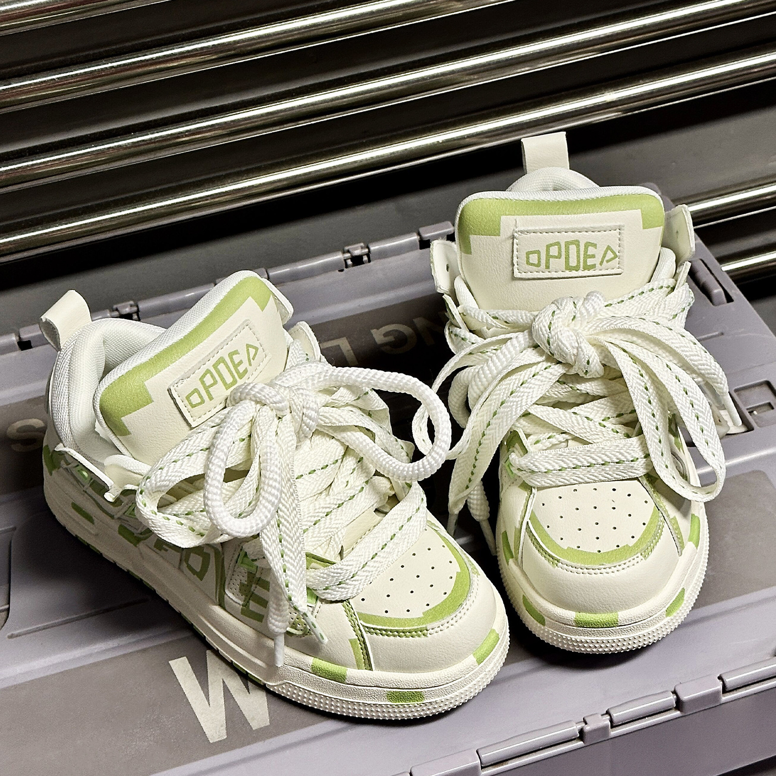 European And American Hot Selling 2025 Designer Women's New Light Green Fashionable Street Trend Graffiti Pixel Double Lace Bread Men's Boar