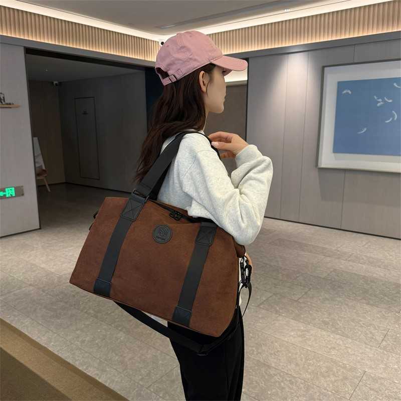 Large Capacity Outdoor Leisure Travel Bag Lightweight and Versatile Single Shoulder Crossbody Sports and Fitness Bag Business Travel Luggage Storage B