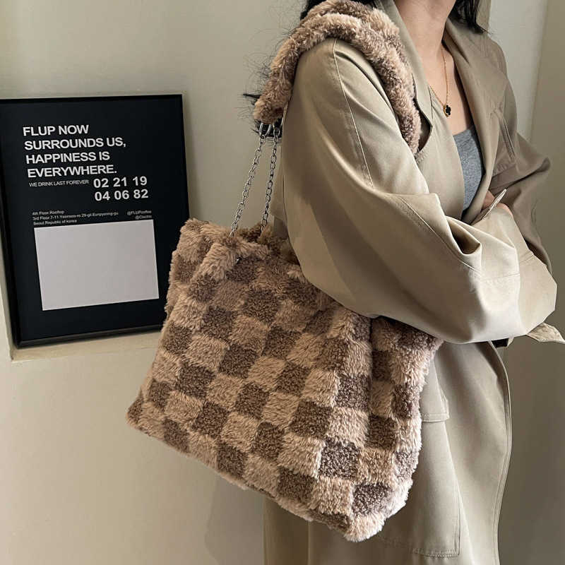 Large Capacity Plaid Fur Bag Lazy Style Shoulder Winter Bags New Casual Armpit Plush Hand Held Tote Bag Womens Handbags 241111