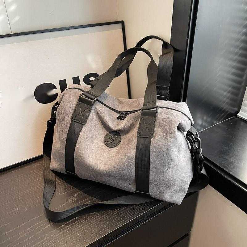 Large Capacity Outdoor Leisure Travel Bag Lightweight and Versatile Single Shoulder Crossbody Sports and Fitness Bag Business Travel Luggage Storage B