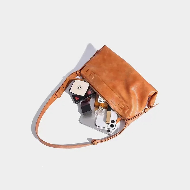 New Niche Designer Retro Small Square Shoulder Bags For Women Exquisite Versatile Armpit Bag Handbag Casual Bolsa Patent Leather Zipper Style BagVoyag