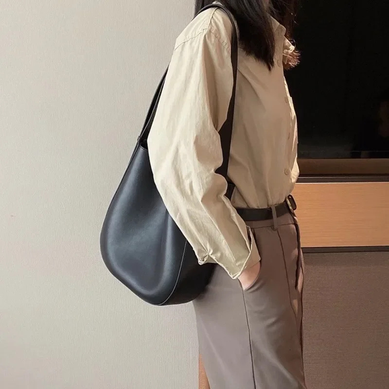 Minimalist Style Solid Color Bucket Tote Dark Brown Cowhide Leather Women Shoulder Winter Crossbody Bag Genuine Leather Hasp Style BagVoyage
