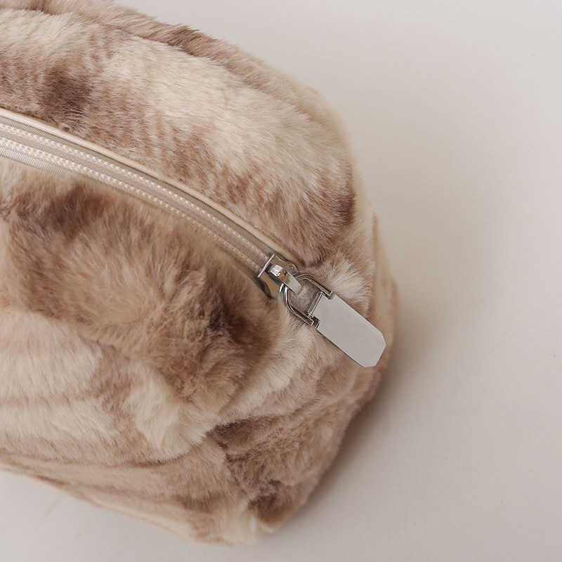 Small Woolen Plaid Shoulder Bags New Autumn and Winter Bags Korean Version Fashionable Armpit Plush Tote Bag Womens Handbag Purses 241111