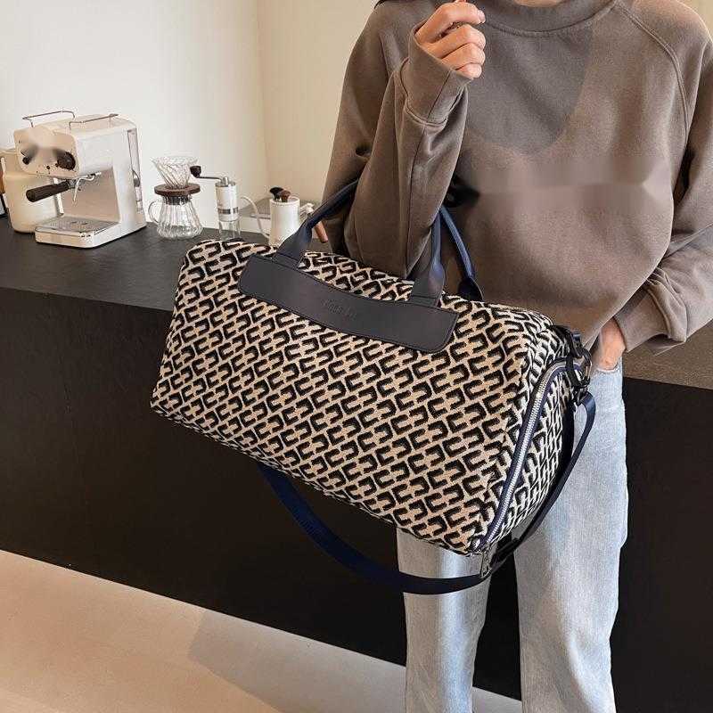 Trendy Lightweight Large Capacity Fitness and Sports Bag Single Shoulder Crossbody Handbag Short Distance Business Travel Bag