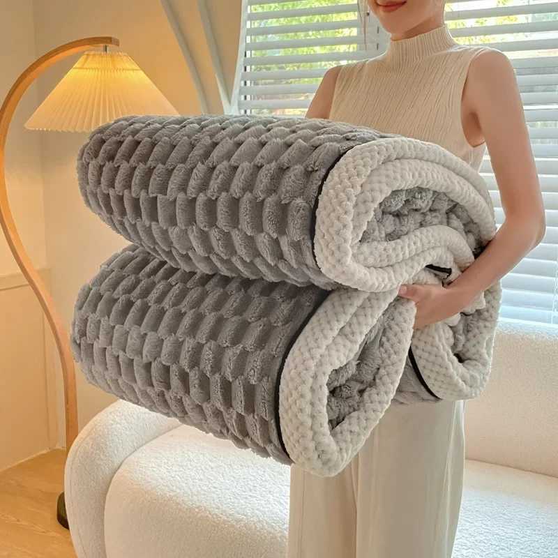 Felt turtle velvet autumn warm sleeping soft comfortable flannel blanket comfortable thick warm blanket Y241111