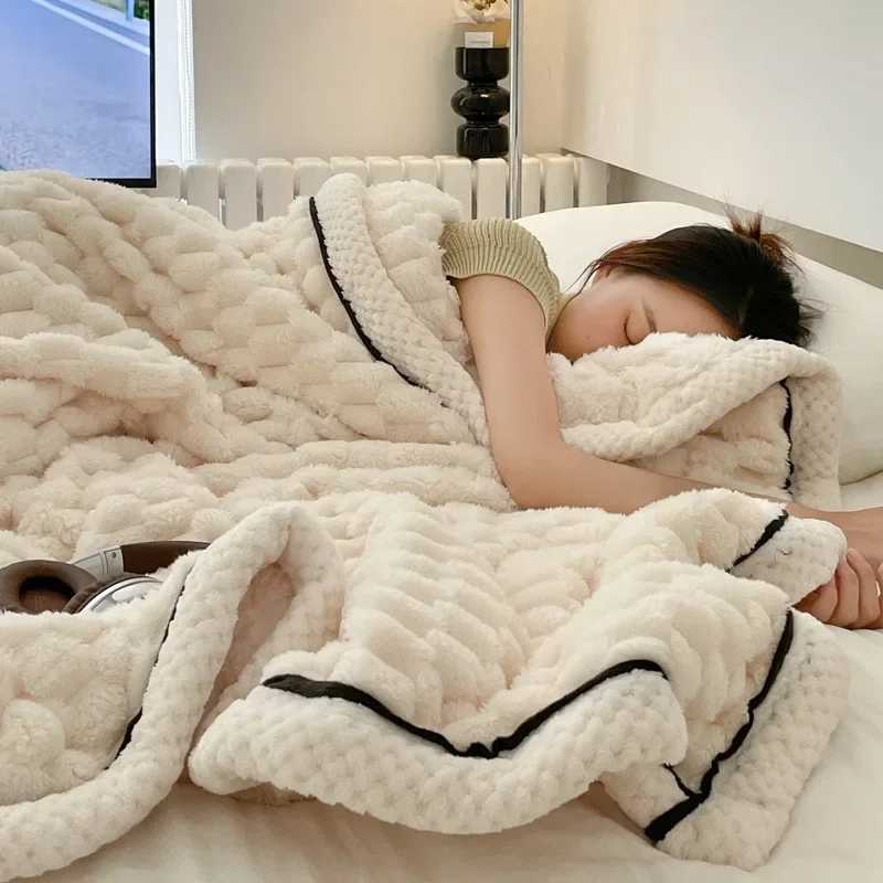 Felt turtle velvet autumn warm sleeping soft comfortable flannel blanket comfortable thick warm blanket Y241111