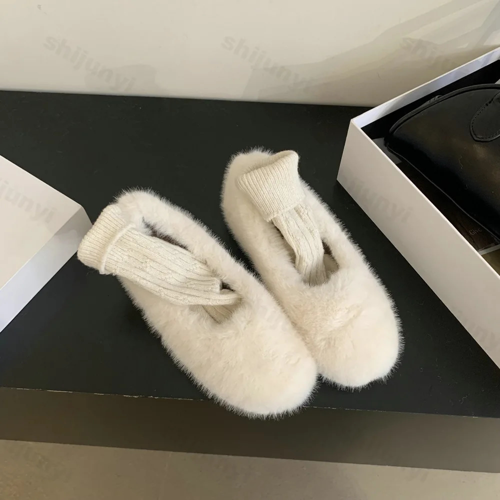 Winter womens warm and velvet apartment fashion fur sliding casual shoes womens lightweight walking shoes Zapatos De Mujer 241111