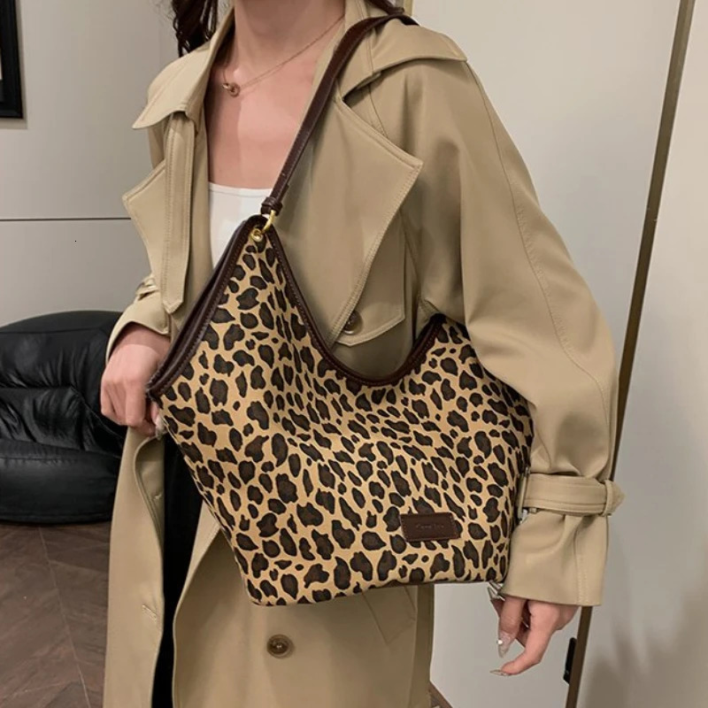 high-end retro canvas womens handbag niche Commuting handbag high-quality fashionable simple armrest shoulder bag 241111