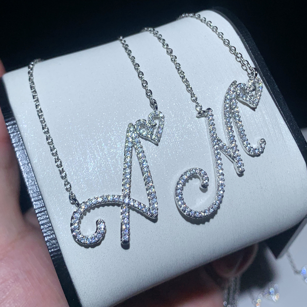 2024 New Initial Cursive Letters with Heart Pendant Necklaces Iced Out Initial Necklace Bling Cz Paved Fashion Jewelry Collier