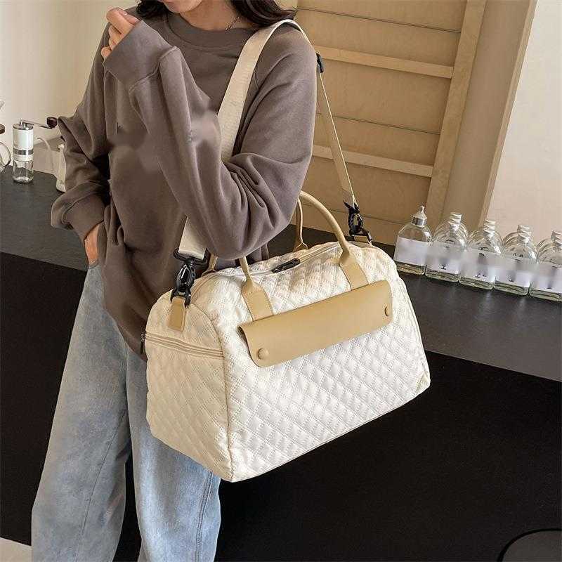 Travel Bag Large Capacity Sports and Fitness Bag Womens Shoulder Bag Crossbody Handbag Short Distance Business Travel Luggage Bag