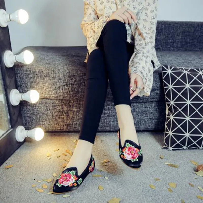 Autumn womens Pointed Toe Loafers floral embroidery womens apartment sliding ethnic walking shoes canvas womens Moccasins dress shoes 241111