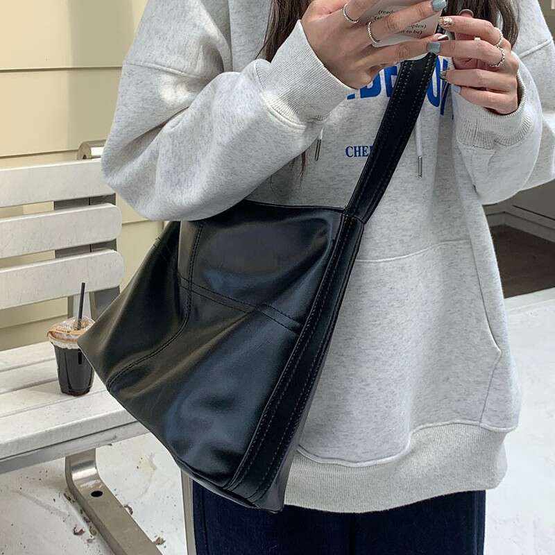 Autumn/Winter 2024 New Niche Vintage Commuting Versatile Wide Strap Large Capacity Single Shoulder Crossbody Tote Bag