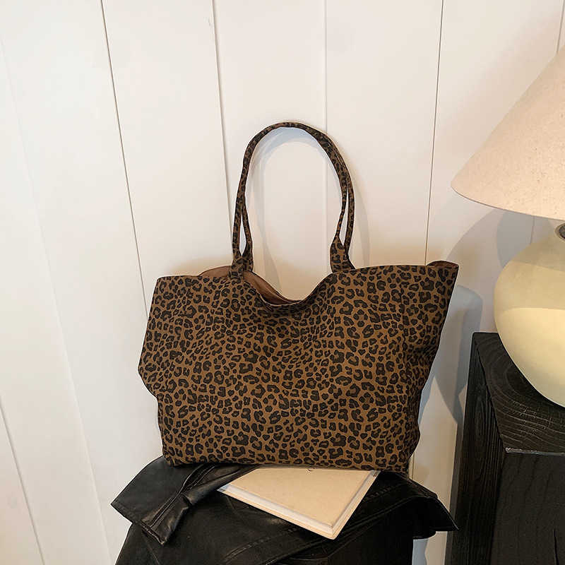 Korean leopard print shoulder bag for women, fashionable and lazy style canvas bag, autumn and winter casual large capacity commuting tote bag