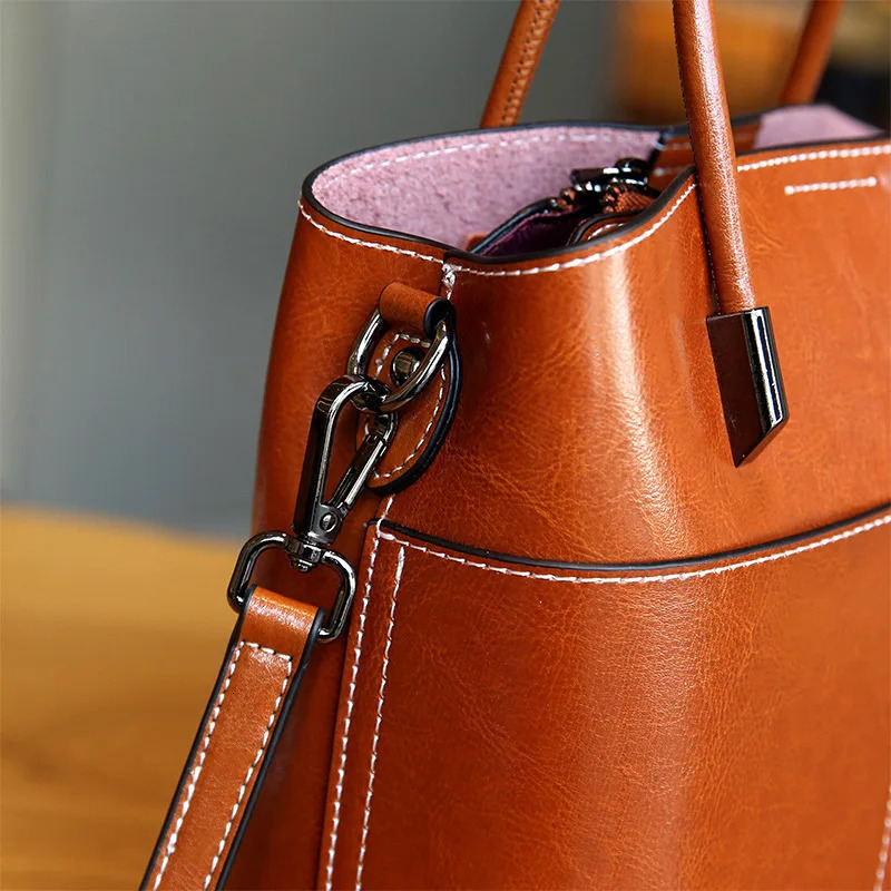 Exquisite and Fashionable Versatile Oil Wax Cowhide Bucket Bag Womens Leisure Minimalist Handheld Shoulder Crossbody 241111