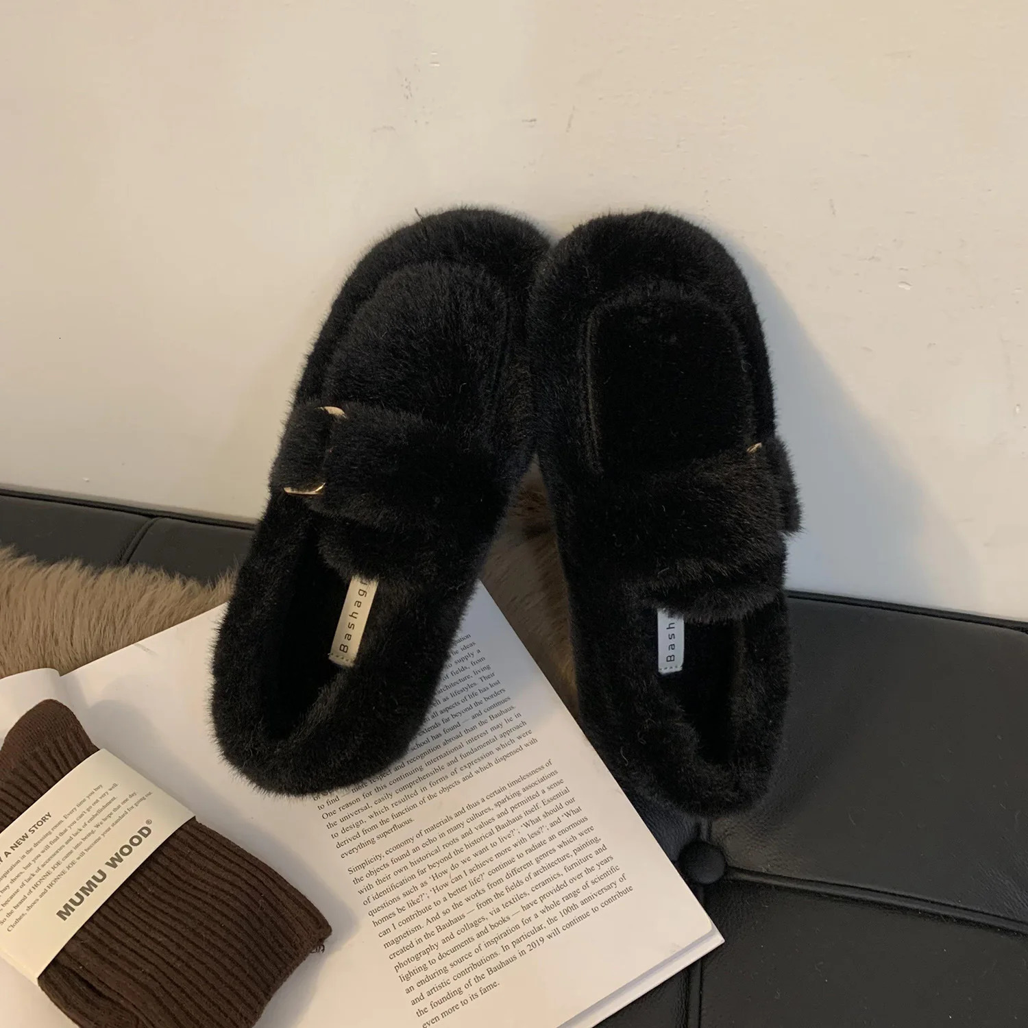 Outdoor womens winter cotton shoes 2024 item womens warm plush fluffy fur coat womens sliding fur flat shoes Zapatillas Mujer 241111