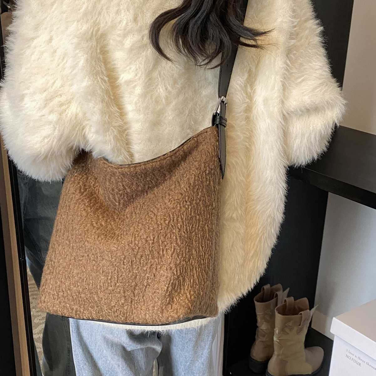Leisure large capacity bag for women in winter 2024, new woolen shoulder bag, lazy style shoulder bag, underarm bucket bag