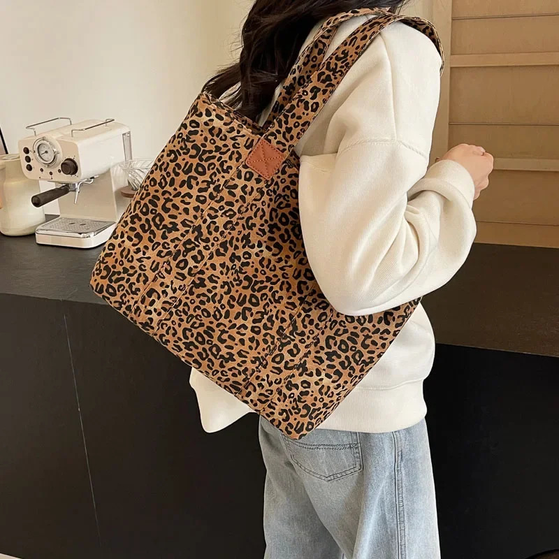 Leopard canvas shopping bag casual and fashionable womens shoulder bag handbag large capacity shopping bag zipper handbag 241111