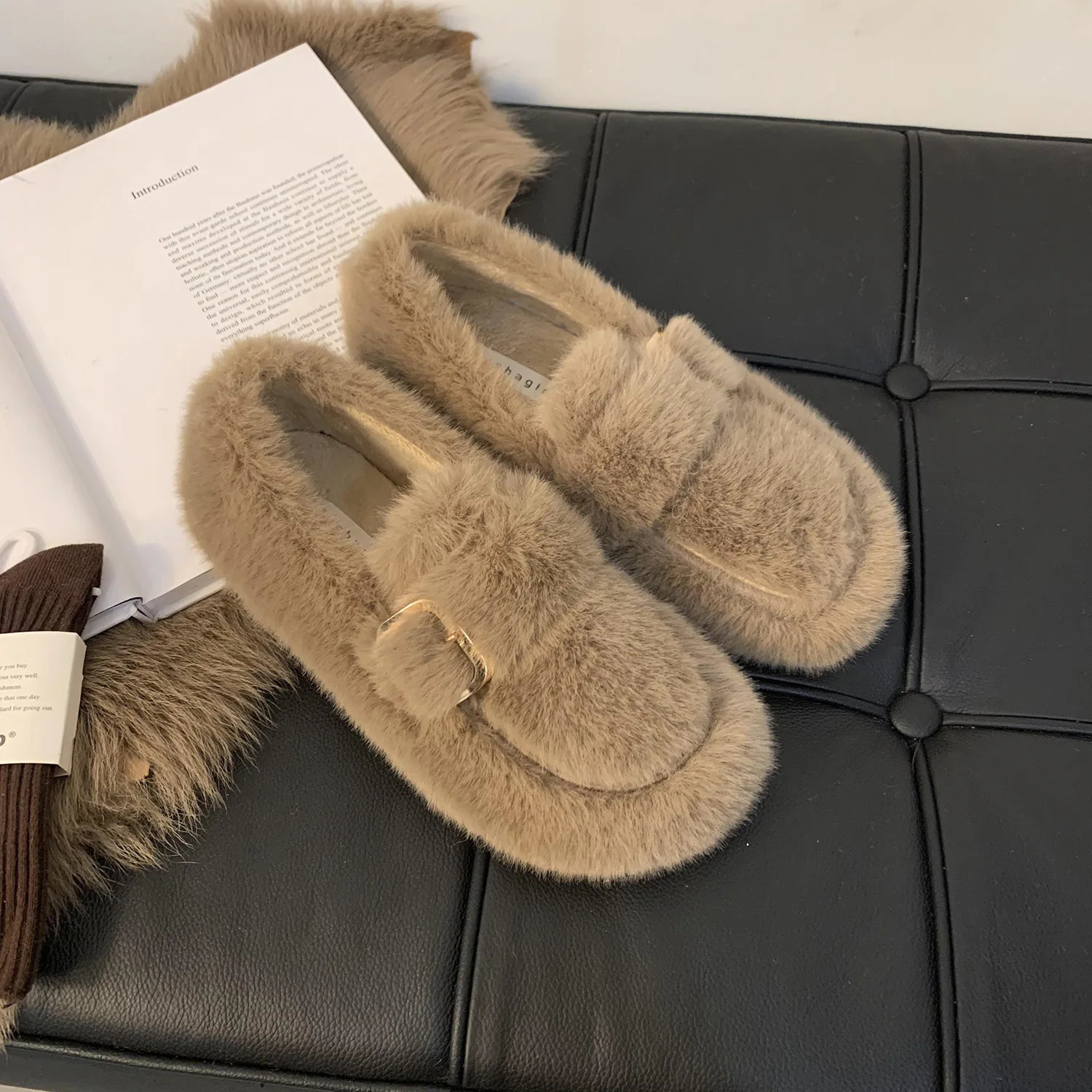 Outdoor womens winter cotton shoes 2024 item womens warm plush fluffy fur coat womens sliding fur flat shoes Zapatillas Mujer 241111