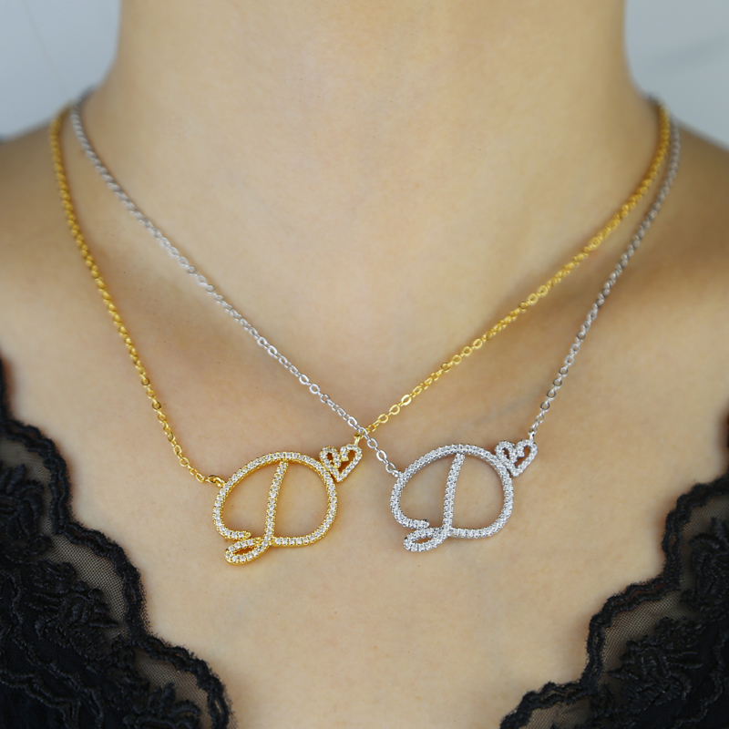 2024 New Initial Cursive Letters with Heart Pendant Necklaces Iced Out Initial Necklace Bling Cz Paved Fashion Jewelry Collier