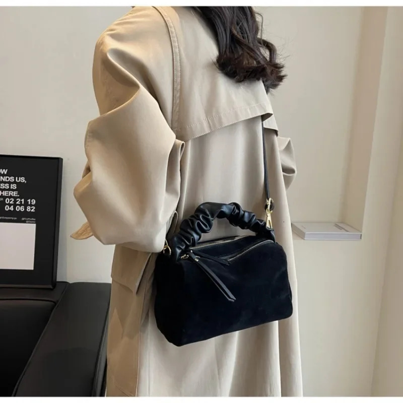 Trend Zipper Pu Womens Shoulder Bags Light y Crossbody for Women Fashion Pleats n Bolsas Para Mujeres 241111