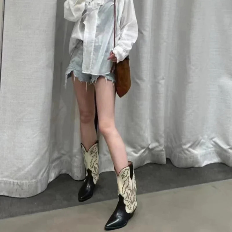 Embroidered womens western cowboy boots fashionable skate boots thick boots knight boots retro style autumn and winter womens shoes 241111