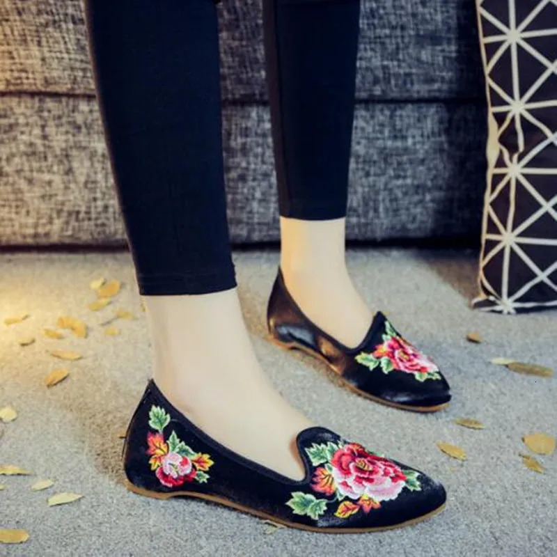 Autumn womens Pointed Toe Loafers floral embroidery womens apartment sliding ethnic walking shoes canvas womens Moccasins dress shoes 241111